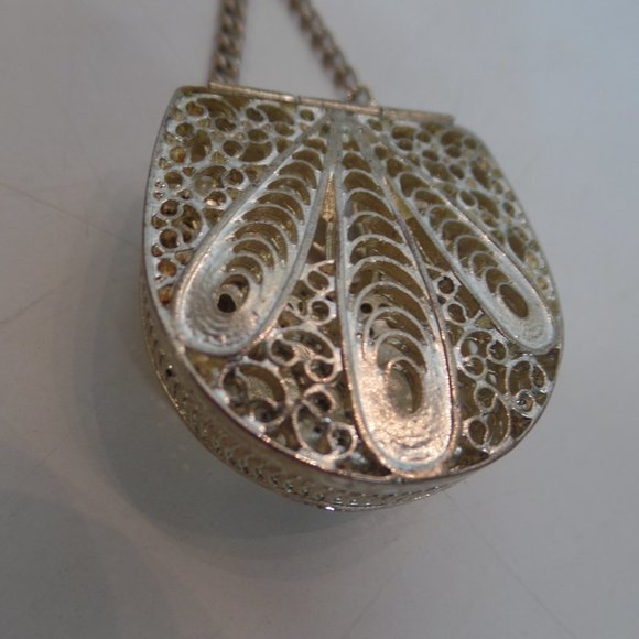 Unbranded Silvertone Purse Opens/Closes Very Ornate Design Adj to 18" Necklace - Picture 6 of 11